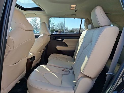 Used 2022 Toyota Highlander XLE image 10