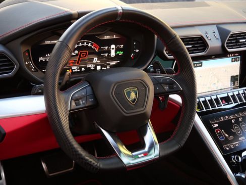 Used 2022 Lamborghini Urus image 13