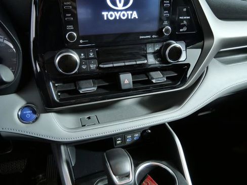 Used 2022 Toyota Highlander LE AWD/4WD image 19