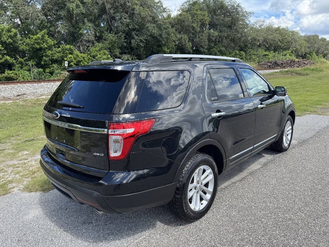 Used 2014 Ford Explorer XLT w/ Equipment Group 202A AWD/4WD image 4