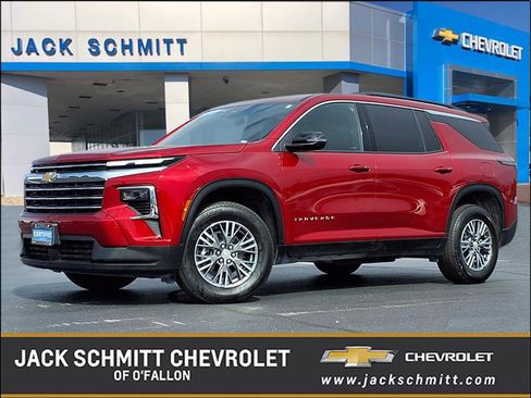 Used 2025 Chevrolet Traverse LT image 1