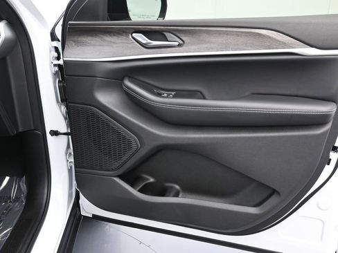 New 2025 Jeep Grand Cherokee Limited w/ Black Appearance Package image 36