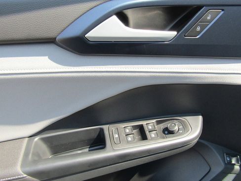 New 2024 Volkswagen Taos SE image 22