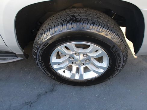 Used 2018 Chevrolet Suburban LS RWD image 13