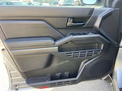 Used 2025 Toyota Tacoma SR5 AWD/4WD image 12