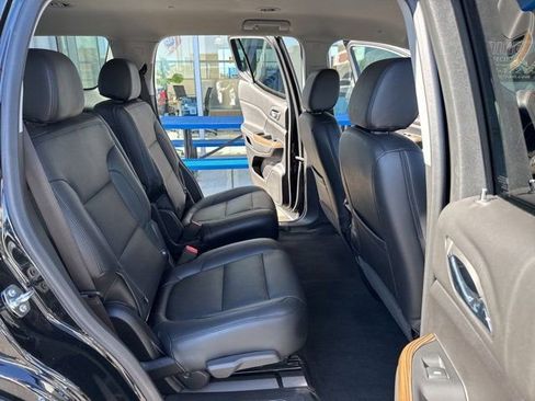 Used 2023 GMC Acadia SLE w/ Driver Convenience Package image 11