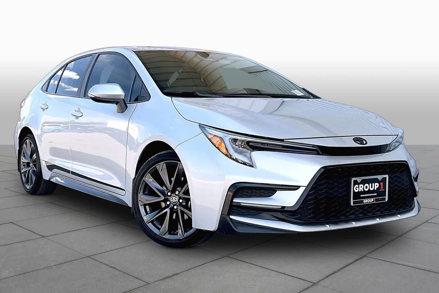 Used 2025 Toyota Corolla SE FWD image 3