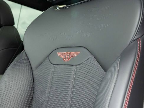 Certified 2025 Bentley Bentayga AWD/4WD image 33