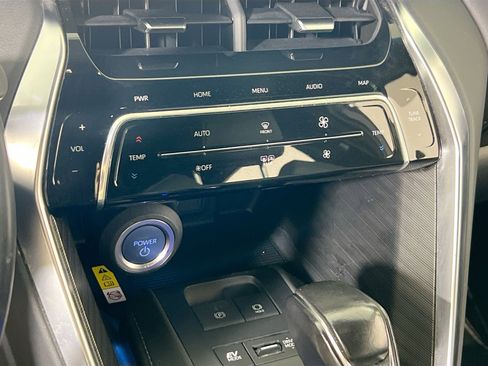 Used 2022 Toyota Venza XLE image 15