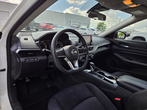 Used 2024 Nissan Altima 2.5 SV FWD image 12
