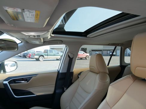 Used 2022 Toyota RAV4 XLE Premium image 29