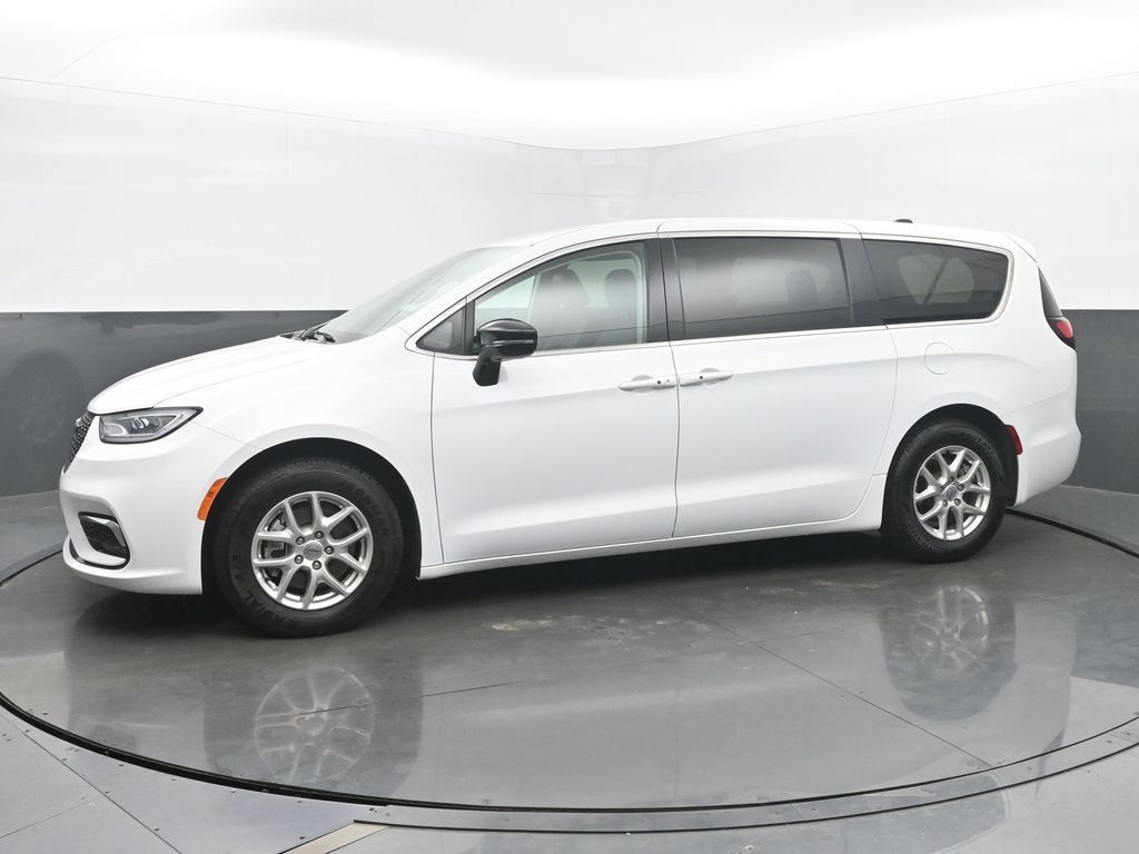 Used 2024 Chrysler Pacifica Touring-L FWD image 2
