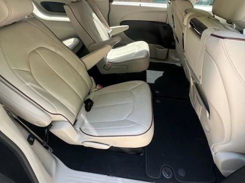 Used 2018 Chrysler Pacifica Limited w/ Tire & Wheel Group FWD image 11