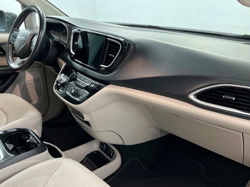Used 2021 Chrysler Pacifica Touring-L image 24