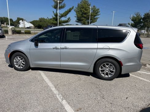 New 2026 Chrysler Pacifica Select image 19