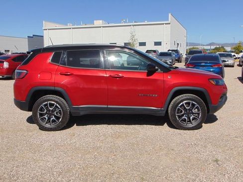 Used 2025 Jeep Compass Trailhawk AWD/4WD image 3