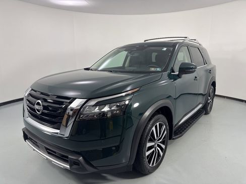 Used 2025 Nissan Pathfinder Platinum image 3