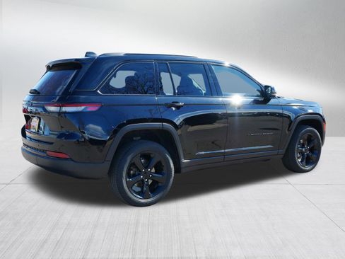 Used 2023 Jeep Grand Cherokee Limited w/ Black Appearance Package image 7