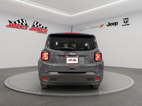 Used 2023 Jeep Renegade Latitude AWD/4WD image 7
