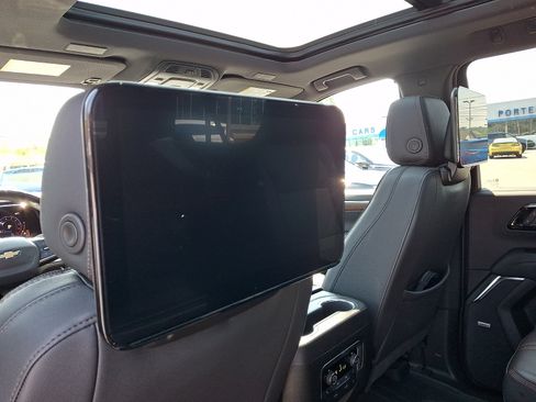 Certified 2025 Chevrolet Suburban High Country AWD/4WD image 11