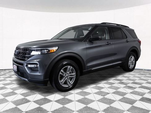 Used 2021 Ford Explorer XLT w/ Equipment Group 202A AWD/4WD image 13