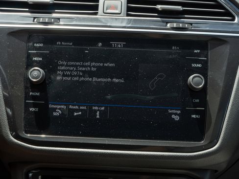 Used 2021 Volkswagen Tiguan SE w/ Panoramic Sunroof Package image 16