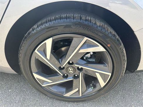 New 2025 Hyundai Elantra Limited image 19