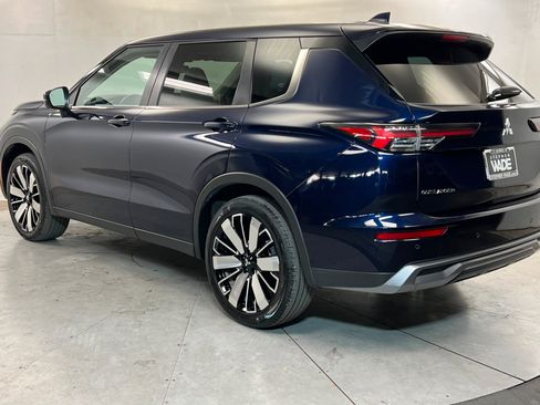 Used 2025 Mitsubishi Outlander SE image 3