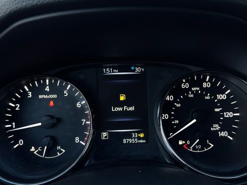 Used 2017 Nissan Rogue SV w/ SV Premium Package image 10