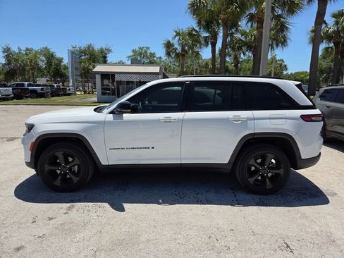 Used 2023 Jeep Grand Cherokee Altitude image 4