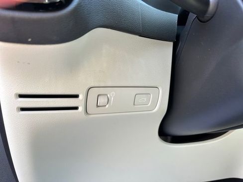 Used 2019 Volvo XC40 T4 Momentum image 21