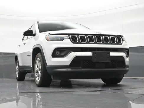 Used 2024 Jeep Compass Latitude AWD/4WD image 32
