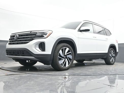 Used 2025 Volkswagen Atlas SE image 40