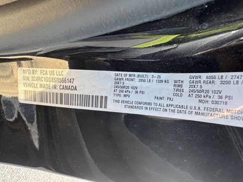 Used 2025 Chrysler Pacifica Limited FWD image 37