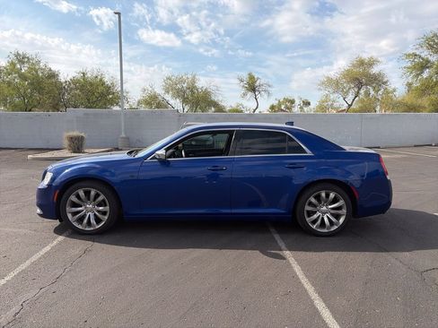 Used 2018 Chrysler 300 Touring w/ Chrome Appearance Package RWD image 8