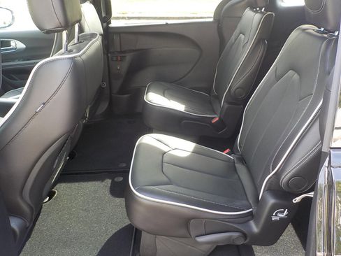 New 2026 Chrysler Pacifica Limited image 8