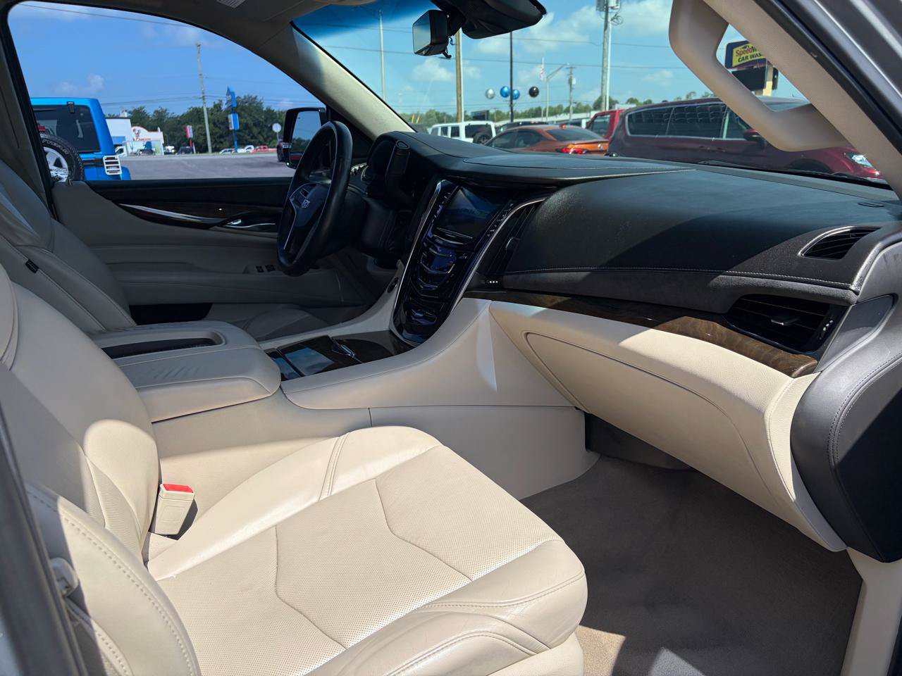 Used 2018 Cadillac Escalade Premium Luxury AWD/4WD image 13