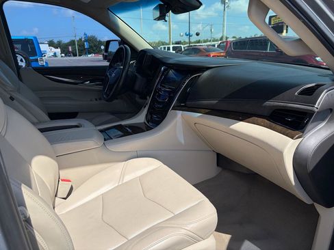 Used 2018 Cadillac Escalade Premium Luxury AWD/4WD image 13