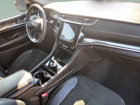 Used 2023 Jeep Grand Cherokee Altitude image 30