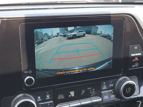Used 2025 Toyota Highlander LE FWD image 12