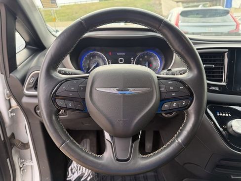 Used 2020 Chrysler Pacifica Touring-L w/ Advanced Safetytec Group image 9