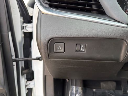 Used 2022 Buick Enclave Essence image 17