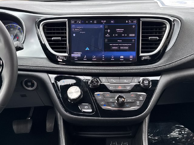 Used 2025 Chrysler Pacifica Limited FWD image 22