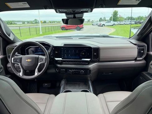 Used 2025 Chevrolet Silverado 2500 LTZ w/ LTZ Premium Package AWD/4WD image 6