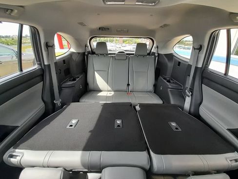 Used 2021 Toyota Highlander XLE AWD/4WD image 48