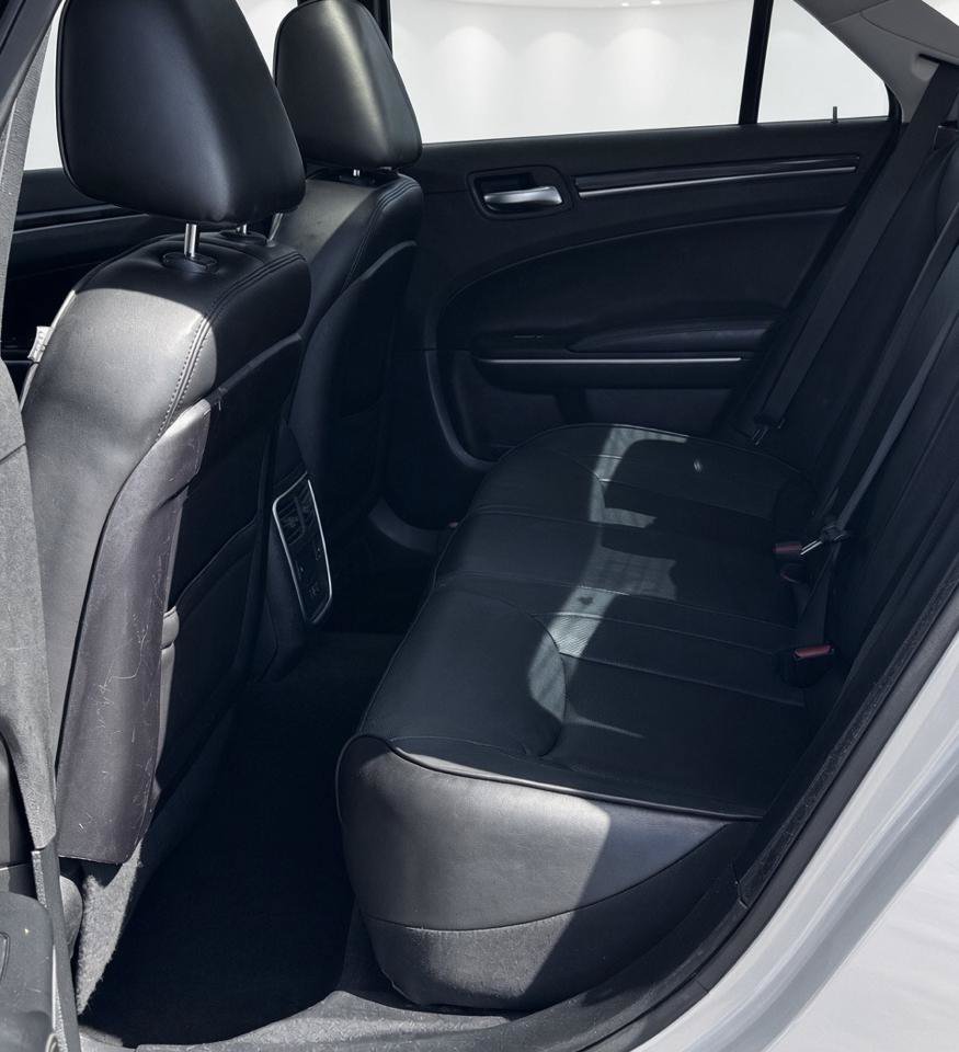 Used 2020 Chrysler 300 Limited RWD image 16