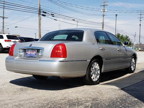 Used 2010 Lincoln Town Car Signature Limited image 6