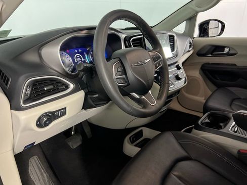 Used 2024 Chrysler Pacifica Touring-L image 21