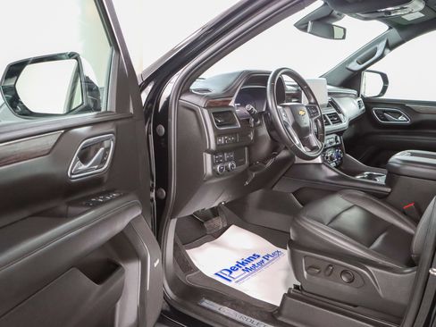 Used 2023 Chevrolet Suburban LT image 3
