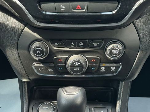 Used 2019 Jeep Cherokee Limited w/ Trailer Tow Group AWD/4WD image 38